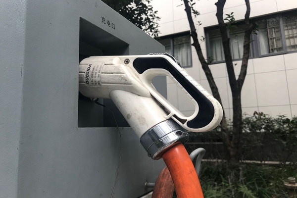 路燈桿“兼職”充電樁 汽車充電新場景！